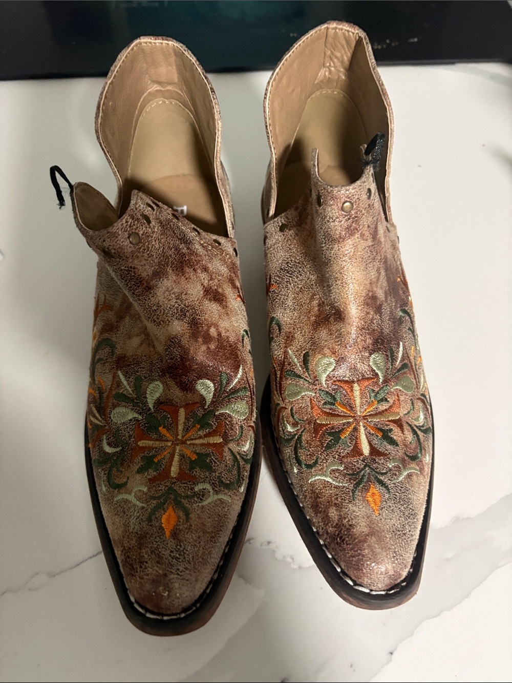 ROPER WOMENS SNIP TOE TAN WITH FLORAL DESIGN size 8 NWOT